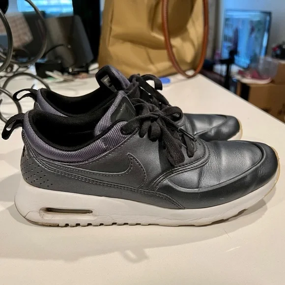 Nike thea black leather hot sale